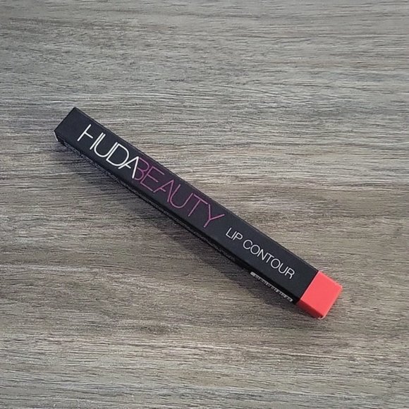 Huda Beauty - Lip Contour in HEARTBREAKER - Picture 4 of 5